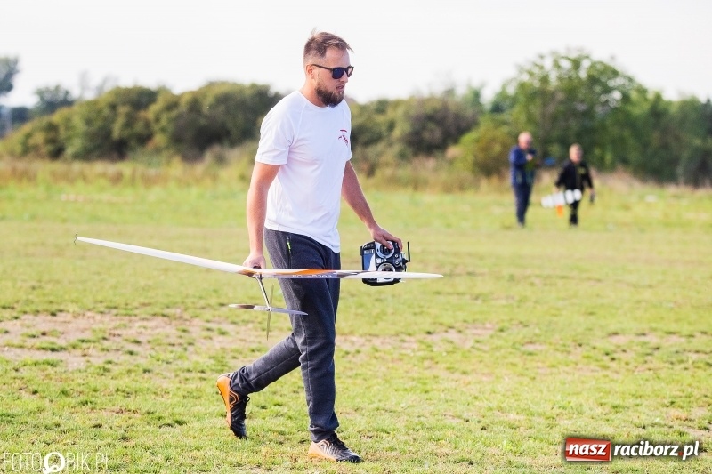 Zdjęcie w galerii na portalu naszraciborz.pl: Ogólnopolskie Zawody Modeli Szybowców Wyrzucanych z Ręki wiadomości z regionu