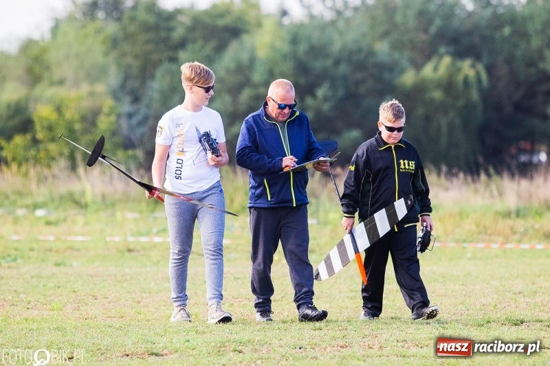 Zdjęcie w galerii na portalu naszraciborz.pl: Ogólnopolskie Zawody Modeli Szybowców Wyrzucanych z Ręki wiadomości z regionu