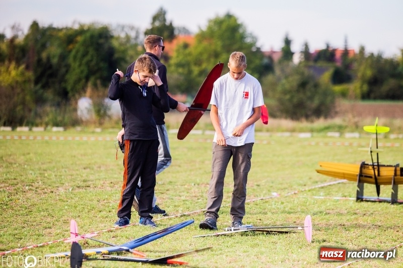 Zdjęcie w galerii na portalu naszraciborz.pl: Ogólnopolskie Zawody Modeli Szybowców Wyrzucanych z Ręki wiadomości z regionu