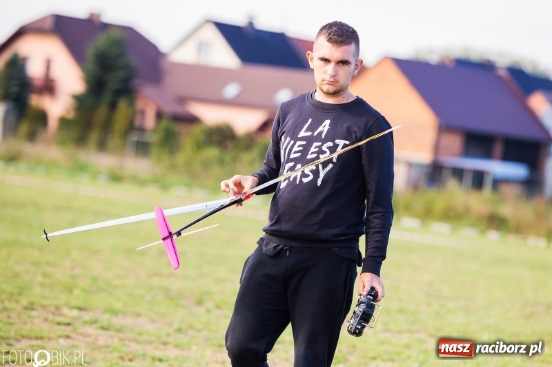 Zdjęcie w galerii na portalu naszraciborz.pl: Ogólnopolskie Zawody Modeli Szybowców Wyrzucanych z Ręki wiadomości z regionu