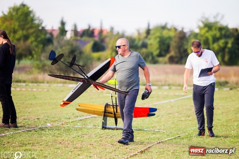 Zdjęcie w galerii na portalu naszraciborz.pl: Ogólnopolskie Zawody Modeli Szybowców Wyrzucanych z Ręki wiadomości z regionu