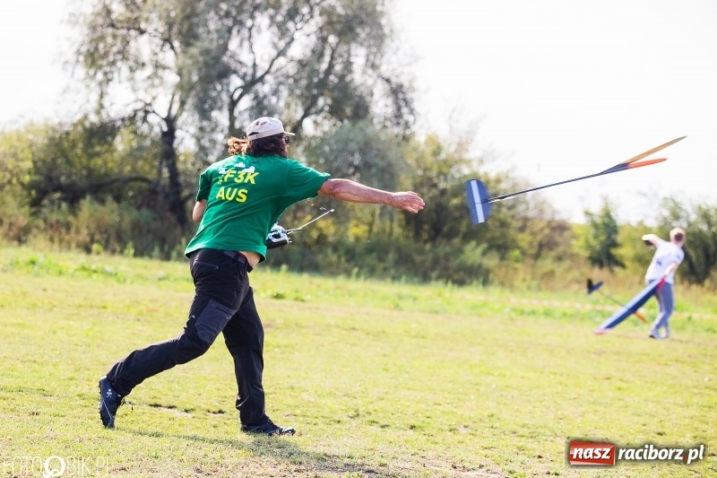 Zdjęcie w galerii na portalu naszraciborz.pl: Ogólnopolskie Zawody Modeli Szybowców Wyrzucanych z Ręki wiadomości z regionu