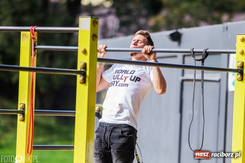 Zdjęcie w galerii na portalu naszraciborz.pl: Na plaży miejskiej trwa World Pull Up Day wiadomości z regionu