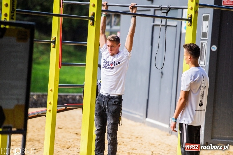Zdjęcie w galerii na portalu naszraciborz.pl: Na plaży miejskiej trwa World Pull Up Day wiadomości z regionu