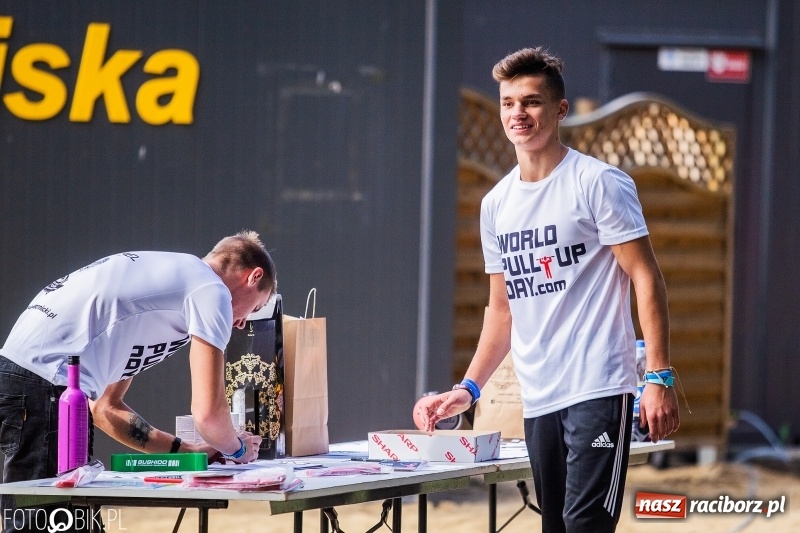Zdjęcie w galerii na portalu naszraciborz.pl: Na plaży miejskiej trwa World Pull Up Day wiadomości z regionu