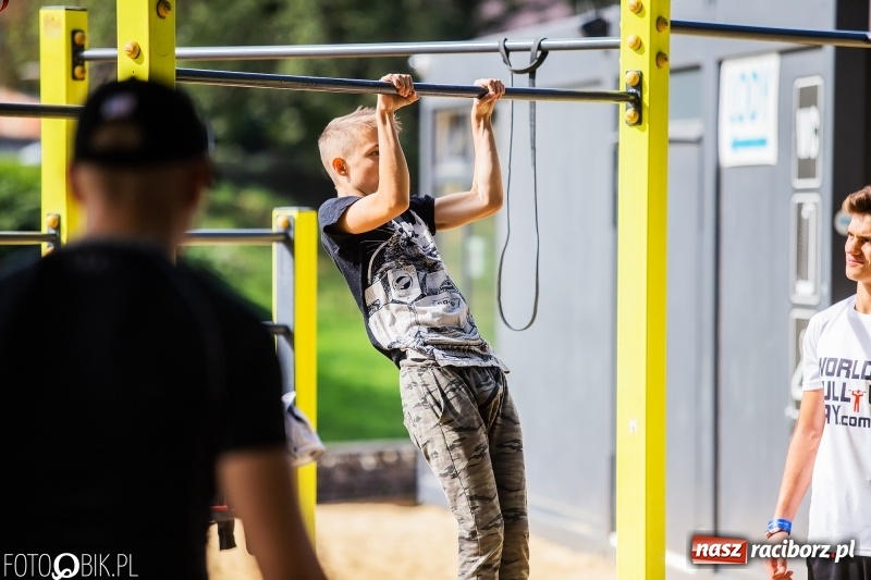 Zdjęcie w galerii na portalu naszraciborz.pl: Na plaży miejskiej trwa World Pull Up Day wiadomości z regionu