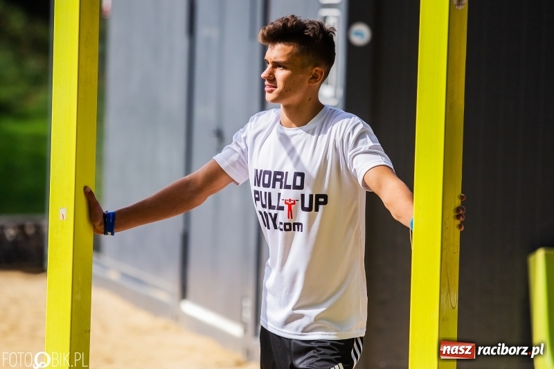 Zdjęcie w galerii na portalu naszraciborz.pl: Na plaży miejskiej trwa World Pull Up Day wiadomości z regionu