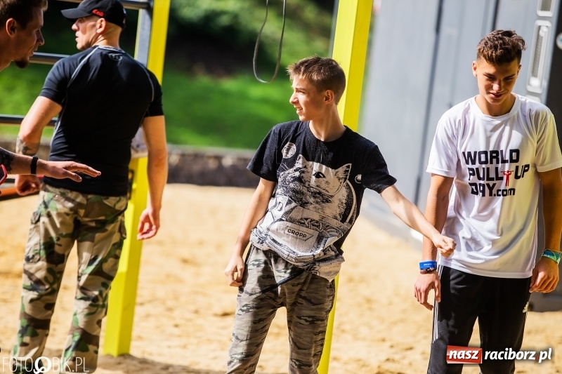 Zdjęcie w galerii na portalu naszraciborz.pl: Na plaży miejskiej trwa World Pull Up Day wiadomości z regionu