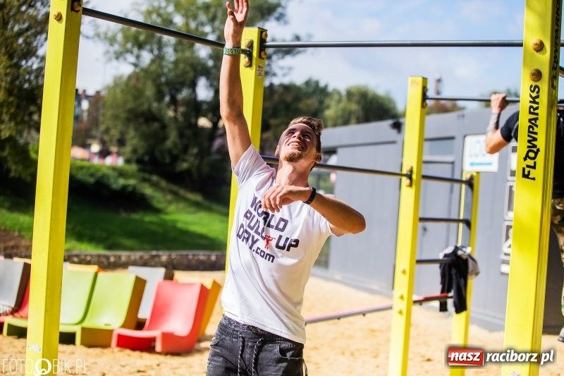 Zdjęcie w galerii na portalu naszraciborz.pl: Na plaży miejskiej trwa World Pull Up Day wiadomości z regionu