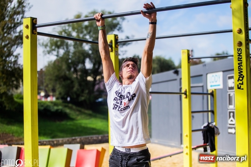 Zdjęcie w galerii na portalu naszraciborz.pl: Na plaży miejskiej trwa World Pull Up Day wiadomości z regionu