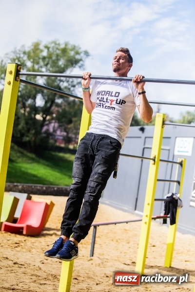 Zdjęcie w galerii na portalu naszraciborz.pl: Na plaży miejskiej trwa World Pull Up Day wiadomości z regionu