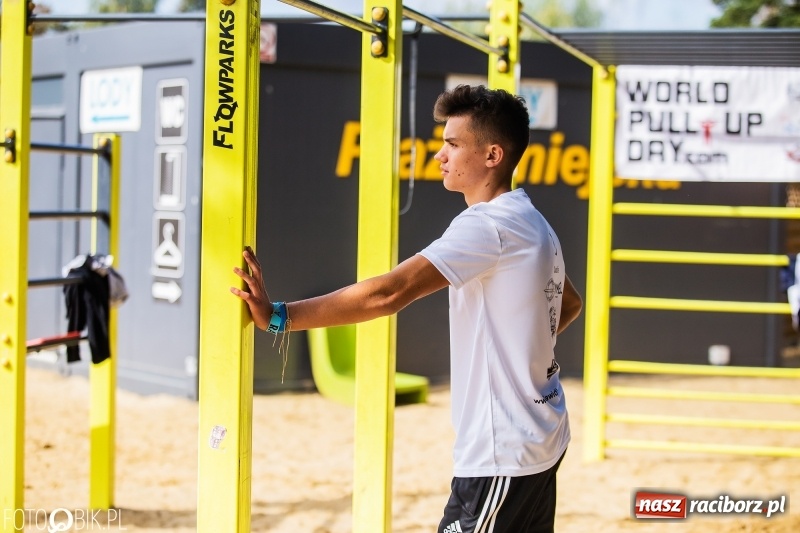 Zdjęcie w galerii na portalu naszraciborz.pl: Na plaży miejskiej trwa World Pull Up Day wiadomości z regionu