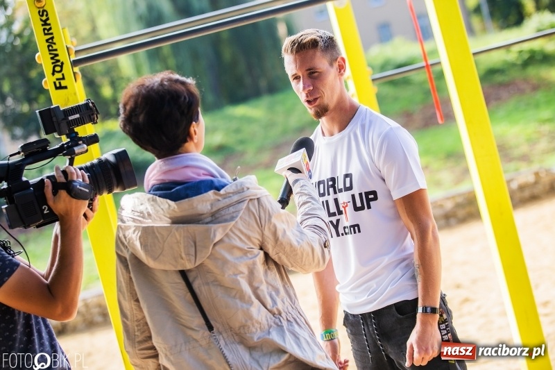 Zdjęcie w galerii na portalu naszraciborz.pl: Na plaży miejskiej trwa World Pull Up Day wiadomości z regionu