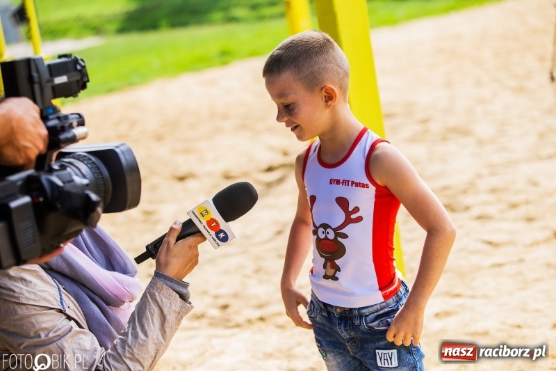 Zdjęcie w galerii na portalu naszraciborz.pl: Na plaży miejskiej trwa World Pull Up Day wiadomości z regionu