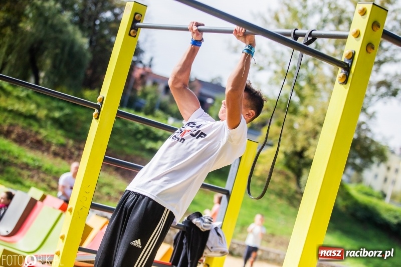 Zdjęcie w galerii na portalu naszraciborz.pl: Na plaży miejskiej trwa World Pull Up Day wiadomości z regionu