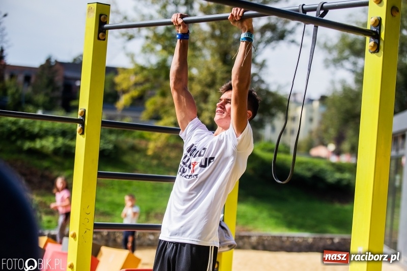 Zdjęcie w galerii na portalu naszraciborz.pl: Na plaży miejskiej trwa World Pull Up Day wiadomości z regionu