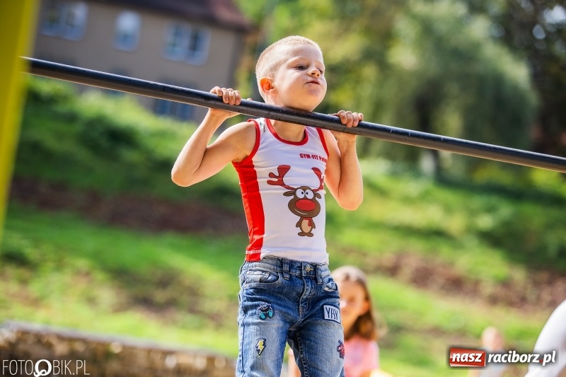 Zdjęcie w galerii na portalu naszraciborz.pl: Na plaży miejskiej trwa World Pull Up Day wiadomości z regionu
