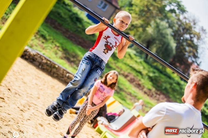 Zdjęcie w galerii na portalu naszraciborz.pl: Na plaży miejskiej trwa World Pull Up Day wiadomości z regionu