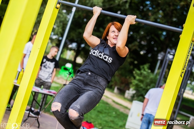 Zdjęcie w galerii na portalu naszraciborz.pl: Na plaży miejskiej trwa World Pull Up Day wiadomości z regionu