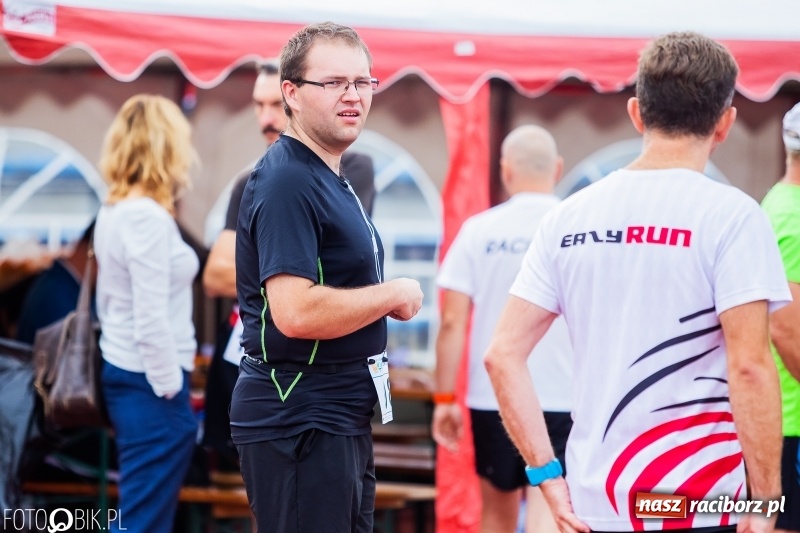 Zdjęcie w galerii na portalu naszraciborz.pl: Trwa 24 godzinny bieg na jubileusz grupy biegowej EasyRun Racibórz wiadomości z regionu