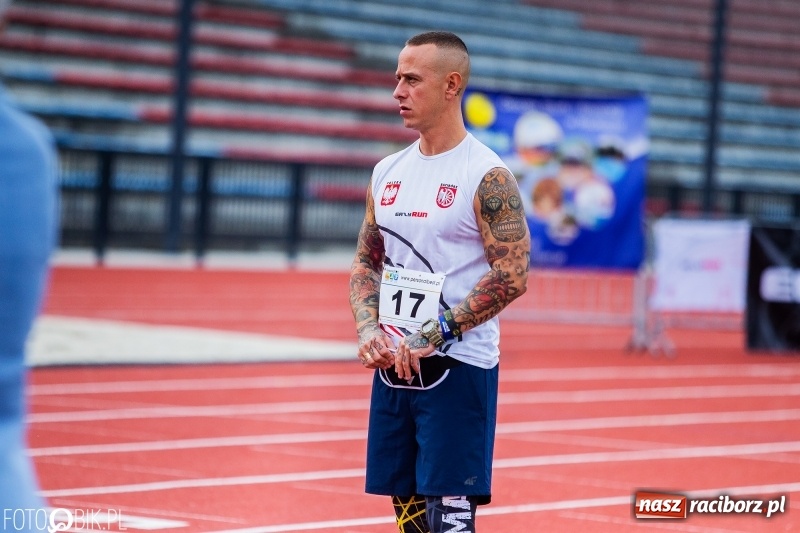 Zdjęcie w galerii na portalu naszraciborz.pl: Trwa 24 godzinny bieg na jubileusz grupy biegowej EasyRun Racibórz wiadomości z regionu