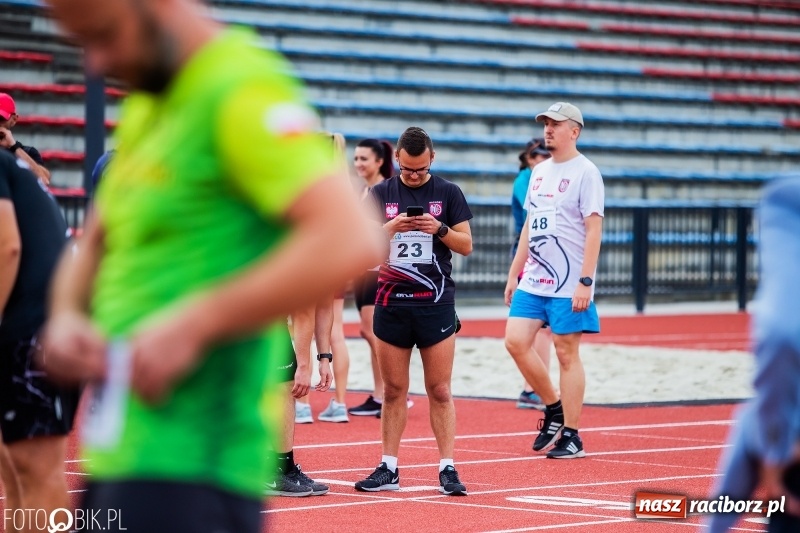 Zdjęcie w galerii na portalu naszraciborz.pl: Trwa 24 godzinny bieg na jubileusz grupy biegowej EasyRun Racibórz wiadomości z regionu