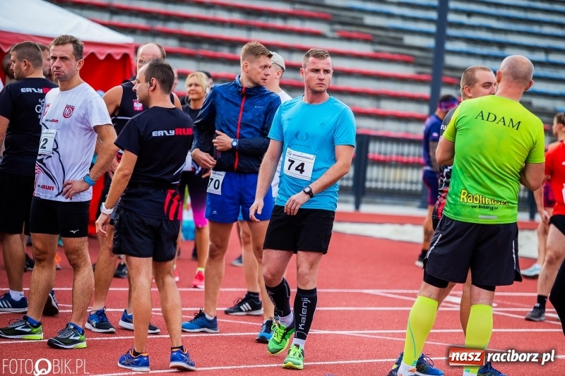 Zdjęcie w galerii na portalu naszraciborz.pl: Trwa 24 godzinny bieg na jubileusz grupy biegowej EasyRun Racibórz wiadomości z regionu