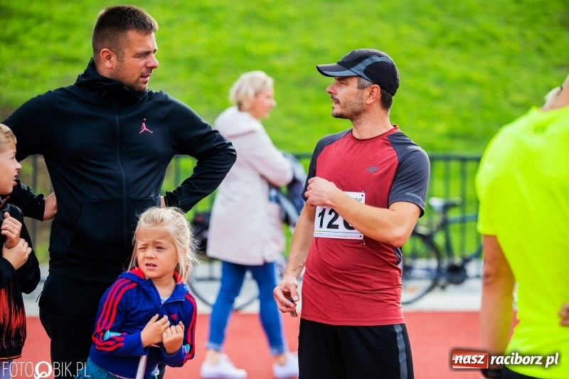 Zdjęcie w galerii na portalu naszraciborz.pl: Trwa 24 godzinny bieg na jubileusz grupy biegowej EasyRun Racibórz wiadomości z regionu