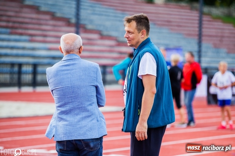 Zdjęcie w galerii na portalu naszraciborz.pl: Trwa 24 godzinny bieg na jubileusz grupy biegowej EasyRun Racibórz wiadomości z regionu