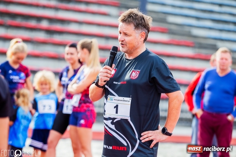 Zdjęcie w galerii na portalu naszraciborz.pl: Trwa 24 godzinny bieg na jubileusz grupy biegowej EasyRun Racibórz wiadomości z regionu