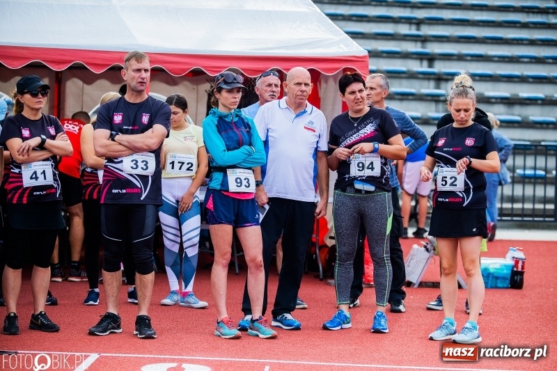 Zdjęcie w galerii na portalu naszraciborz.pl: Trwa 24 godzinny bieg na jubileusz grupy biegowej EasyRun Racibórz wiadomości z regionu