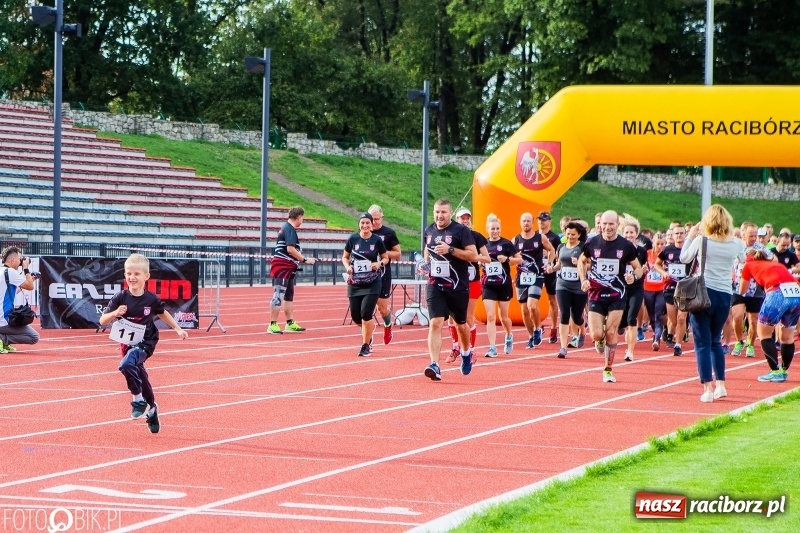 Zdjęcie w galerii na portalu naszraciborz.pl: Trwa 24 godzinny bieg na jubileusz grupy biegowej EasyRun Racibórz wiadomości z regionu