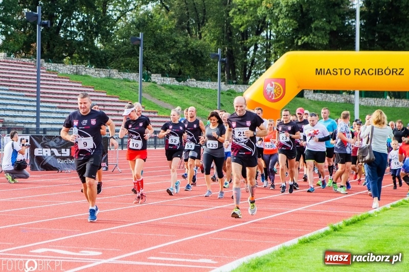 Zdjęcie w galerii na portalu naszraciborz.pl: Trwa 24 godzinny bieg na jubileusz grupy biegowej EasyRun Racibórz wiadomości z regionu