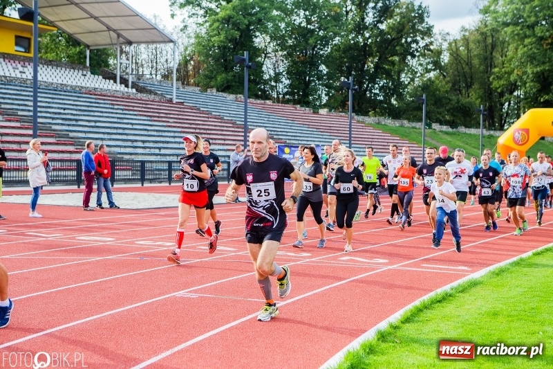 Zdjęcie w galerii na portalu naszraciborz.pl: Trwa 24 godzinny bieg na jubileusz grupy biegowej EasyRun Racibórz wiadomości z regionu