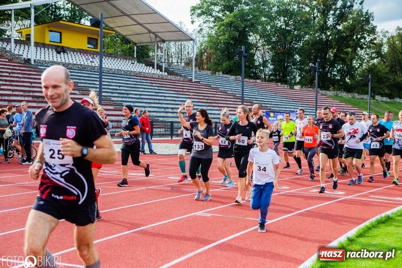 Zdjęcie w galerii na portalu naszraciborz.pl: Trwa 24 godzinny bieg na jubileusz grupy biegowej EasyRun Racibórz wiadomości z regionu
