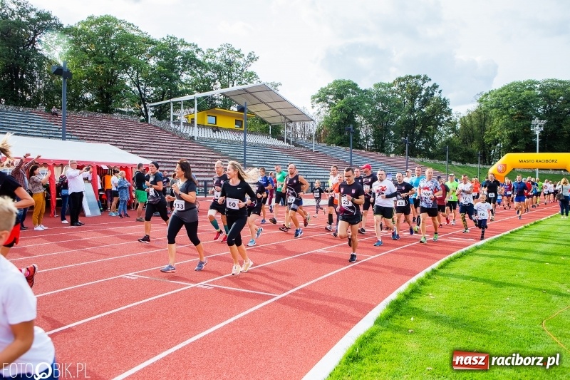 Zdjęcie w galerii na portalu naszraciborz.pl: Trwa 24 godzinny bieg na jubileusz grupy biegowej EasyRun Racibórz wiadomości z regionu
