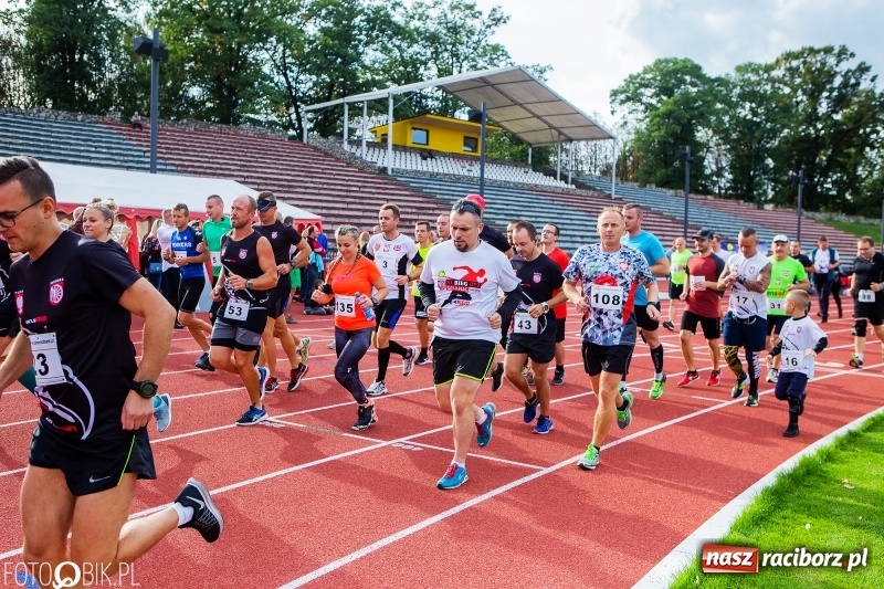 Zdjęcie w galerii na portalu naszraciborz.pl: Trwa 24 godzinny bieg na jubileusz grupy biegowej EasyRun Racibórz wiadomości z regionu