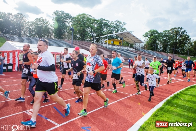 Zdjęcie w galerii na portalu naszraciborz.pl: Trwa 24 godzinny bieg na jubileusz grupy biegowej EasyRun Racibórz wiadomości z regionu