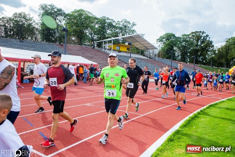 Zdjęcie w galerii na portalu naszraciborz.pl: Trwa 24 godzinny bieg na jubileusz grupy biegowej EasyRun Racibórz wiadomości z regionu