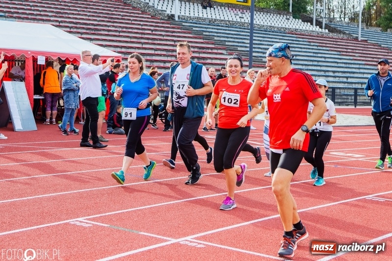 Zdjęcie w galerii na portalu naszraciborz.pl: Trwa 24 godzinny bieg na jubileusz grupy biegowej EasyRun Racibórz wiadomości z regionu