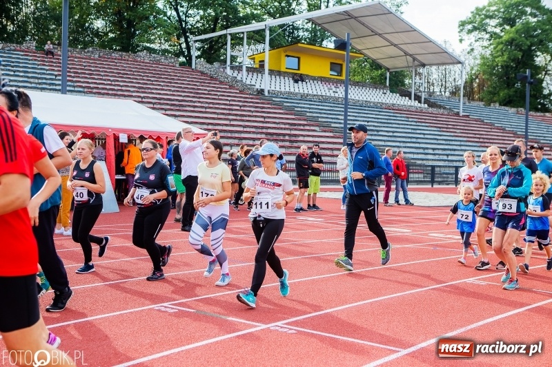 Zdjęcie w galerii na portalu naszraciborz.pl: Trwa 24 godzinny bieg na jubileusz grupy biegowej EasyRun Racibórz wiadomości z regionu
