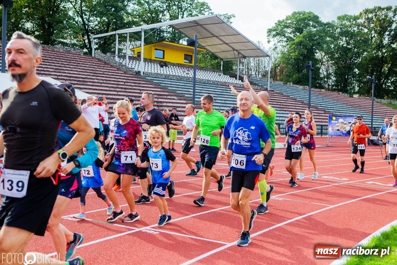 Zdjęcie w galerii na portalu naszraciborz.pl: Trwa 24 godzinny bieg na jubileusz grupy biegowej EasyRun Racibórz wiadomości z regionu