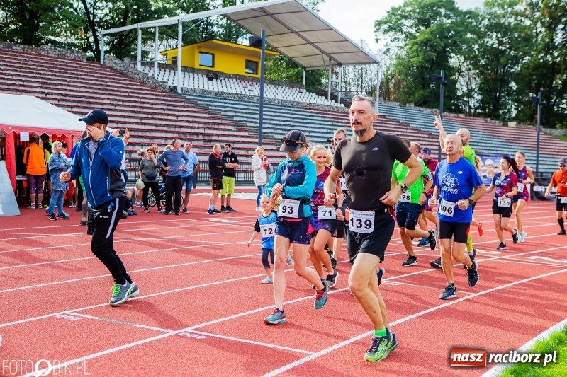 Zdjęcie w galerii na portalu naszraciborz.pl: Trwa 24 godzinny bieg na jubileusz grupy biegowej EasyRun Racibórz wiadomości z regionu