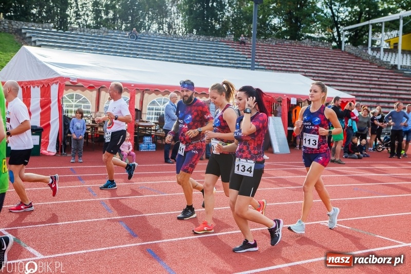 Zdjęcie w galerii na portalu naszraciborz.pl: Trwa 24 godzinny bieg na jubileusz grupy biegowej EasyRun Racibórz wiadomości z regionu