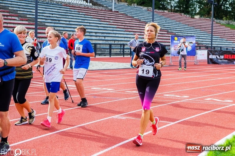 Zdjęcie w galerii na portalu naszraciborz.pl: Trwa 24 godzinny bieg na jubileusz grupy biegowej EasyRun Racibórz wiadomości z regionu