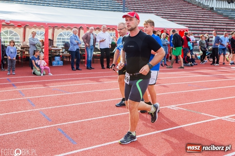 Zdjęcie w galerii na portalu naszraciborz.pl: Trwa 24 godzinny bieg na jubileusz grupy biegowej EasyRun Racibórz wiadomości z regionu