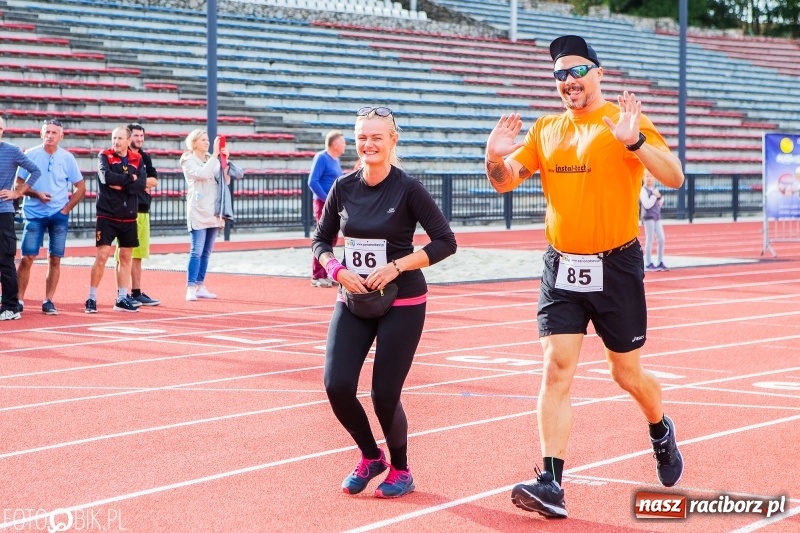 Zdjęcie w galerii na portalu naszraciborz.pl: Trwa 24 godzinny bieg na jubileusz grupy biegowej EasyRun Racibórz wiadomości z regionu