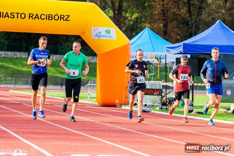 Zdjęcie w galerii na portalu naszraciborz.pl: Trwa 24 godzinny bieg na jubileusz grupy biegowej EasyRun Racibórz wiadomości z regionu