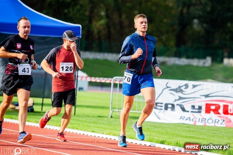Zdjęcie w galerii na portalu naszraciborz.pl: Trwa 24 godzinny bieg na jubileusz grupy biegowej EasyRun Racibórz wiadomości z regionu
