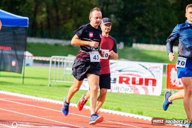 Zdjęcie w galerii na portalu naszraciborz.pl: Trwa 24 godzinny bieg na jubileusz grupy biegowej EasyRun Racibórz wiadomości z regionu